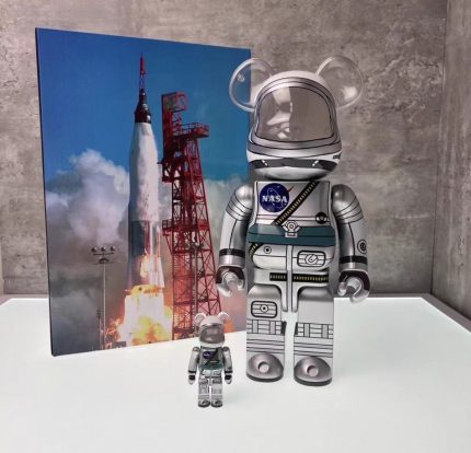 Hot Selling Bearbrick 400% + 100% NASA Astronaut Silver Electroplated Violent Bear Figure 11 Inch Office Desktop Ornament